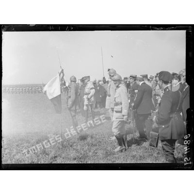 Camp de Darney, Vosges. Remise du drapeau offert par le conseil municipal de la ville de Paris au 21e régiment Tchéco-Slovaque en présence du président de la République. Le Président et quelques personnalités. [légende d'origine]
