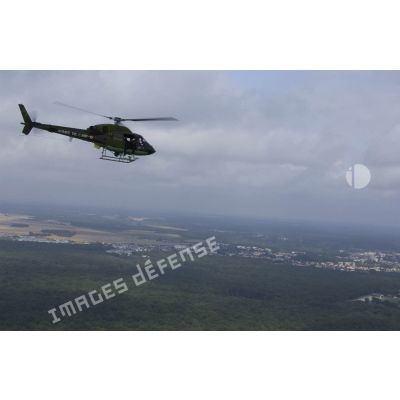 Un hélicoptère Fennec de l'escadron 3/67 Parisis de la base aérienne 107 (BA 107) de Villacoublay, pendant la formation des tireurs de précision des fusiliers CPA 20 (commando parachutiste de l'air) au profit de la MASA (mesures actives de sûreté aérienne).