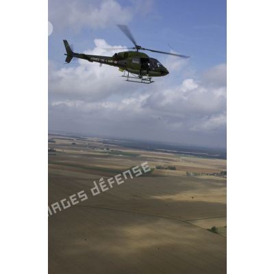 Un hélicoptère Fennec de l'escadron 3/67 Parisis de la base aérienne 107 (BA 107) de Villacoublay, pendant la formation des tireurs de précision des fusiliers CPA 20 (commando parachutiste de l'air) au profit de la MASA (mesures actives de sûreté aérienne).