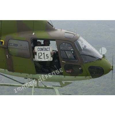 Un hélicoptère Fennec de l'escadron 3.67 Parisis de la base aérienne 107 (BA 107) de Villacoublay, pendant la formation des tireurs de précision des fusiliers CPA 20 (commando parachutiste de l'air) au profit de la MASA (mesures actives de sûreté aérienne).