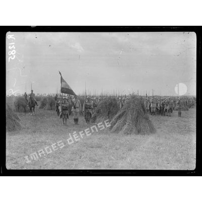 Près Mézières (Somme). Avant le départ du régiment (2e Infanterie), le salut au drapeau. [légende d'origine]