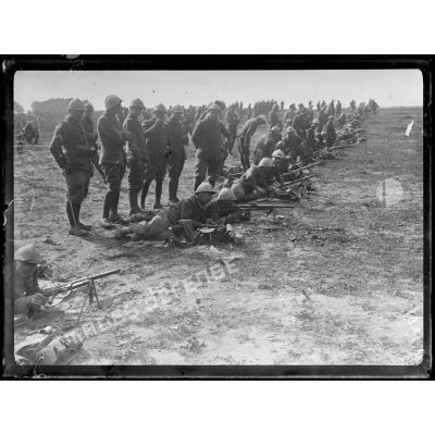Près Caix (Somme). Chasseurs du 31e Bataillon s'exerçant au tir par fusil mitrailleur. [légende d'origine]