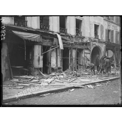 Dommages causés par les avions sur Paris dans la nuit du 30 au 31 janvier. Rue de Reuilly. [légende d'origine]