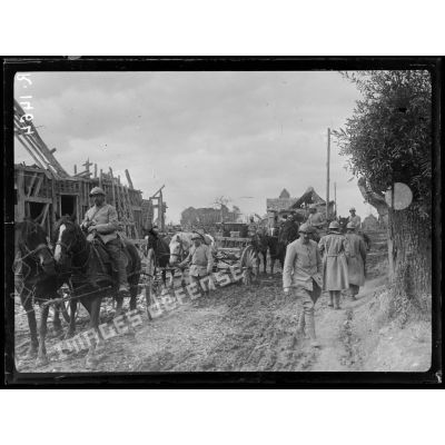 Assevillers (Somme). Convoi se dirigeant vers les nouvelles premières lignes. [légende d'origine]