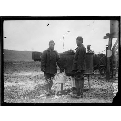 Près Cayeux-en-Santerre (Somme). Soldats tonkinois à la corvée d'eau. [légende d'origine]