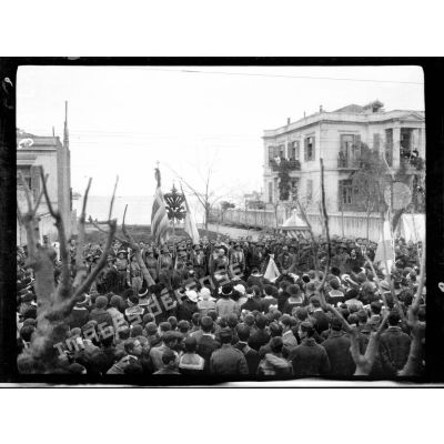 Salonique. La cérémonie commémorative de l'assassinat du roi Georges de Grèce à l'emplacement où il fut tué. [légende d'origine]