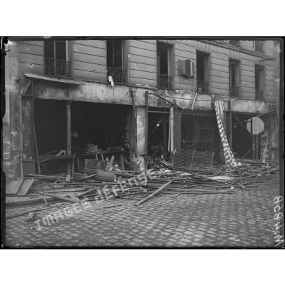 Dommages causés par les avions sur Paris dans la nuit du 30 au 31 janvier. Rue Curial. [légende d'origine]