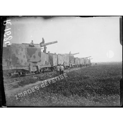 Près Caix (Somme).Train blindé et camouflé d'ALGP, pièces de 190. [légende d'origine]