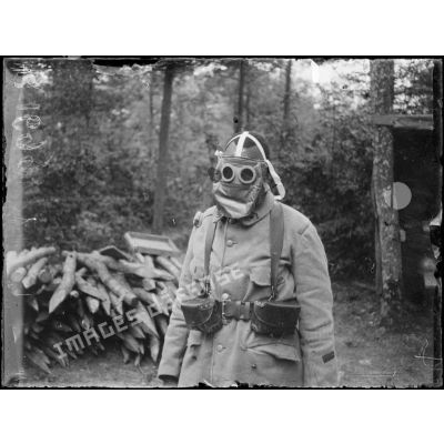 Soldat noir avec son masque contre les gaz. [légende d'origine]