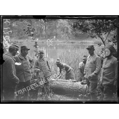 Dans la Somme. Soldats noirs lavant leur linge. [légende d'origine.