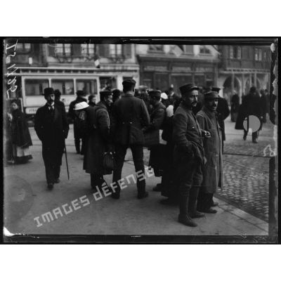 Strasbourg, Bas-Rhin, soldats allemands prêts à partir et prisonniers évadés dans les rues de la ville. [légende d'origine]
