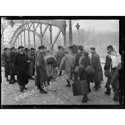 Strasbourg, Bas-Rhin, sur le pont du petit Rhin, le retour de prisonniers de guerre français. Les gardes révolutionnaires. [légende d'origine]