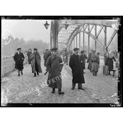 Strasbourg, Bas-Rhin, sur le petit pont du Rhin, civils allemands quittent Strasbourg en même temps que la troupe. Gardes révolutionnaires. [légende d'origine]