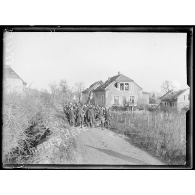 Entre Thann et Cernay, Alsace, prisonniers de guerre italiens échappés. [légende d'origine]