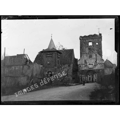 Cernay, Alsace, la vieille porte. [légende d'origine]