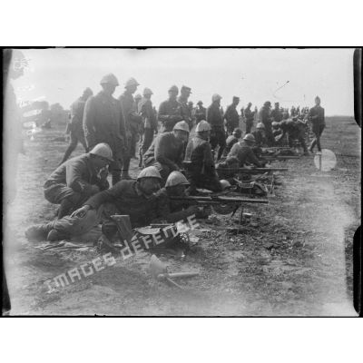 Près Caix (Somme). Soldats s'exerçant au tir au fusil mitrailleur. [légende d'origine]
