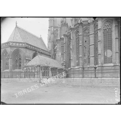 Amiens. Place St Michel. Les premiers obus sur la cathédrale. [légende d’origine]