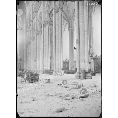 Amiens. Place St Michel. Les premiers obus sur la cathédrale. Aspect intérieur, vue prise du porche. [légende d’origine]