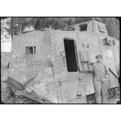 Saleux (Somme). Tank allemand capturé à Villers-Bretonneux le 25 avril 1918. Remis en état de marche après 12 jours de travail sous le feu de l’ennemi et ramené à l’arrière, la porte gauche d’accès à l’arrière. [légende d’origine]