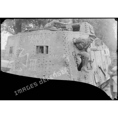 Saleux (Somme). Tank allemand capturé à Villers-Bretonneux le 25 avril 1918. Le général Courage du 5th Tank’s brigade sortant du tank allemand. [légende d’origine]