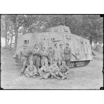 Saleux (Somme). Tank allemand capturé à Villers-Bretonneux le 25 avril 1918. L’équipe qui a remis le tank en état de marche. [légende d’origine]