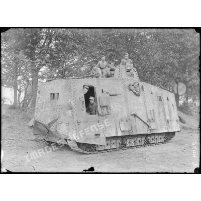 Saleux (Somme). Tank allemand capturé à Villers-Bretonneux le 25 avril 1918. A l’intérieur, l’équipe qui a remis le tank en état de marche. [légende d’origine]