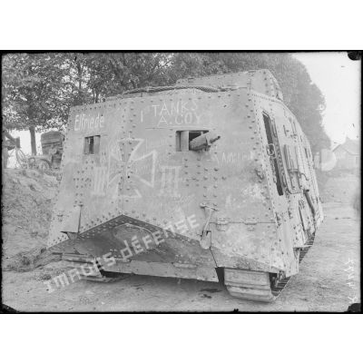 Saleux (Somme). Tank allemand capturé à Villers-Bretonneux le 25 avril 1918. Une des mitrailleuses arrière, à dr. porte d’accès. [légende d’origine]