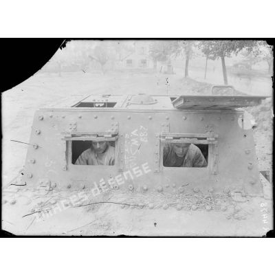 Saleux (Somme). Tank allemand capturé à Villers-Bretonneux le 25 avril 1918. Le capot du poste de commandement. [légende d’origine]