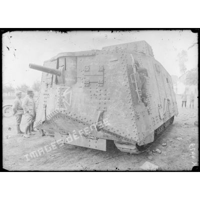 Saleux (Somme). Tank allemand capturé à Villers-Bretonneux le 25 avril 1918. L’avant, le canon de 57 et porte d’accès. [légende d’origine]