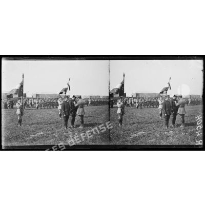 Montagne-Fayel (Somme), le commandant Fécamp décore les aviateurs Garros et Marchal, à gauche le sous-lieutenant Fonck, à droite le lieutenant Botton. [légende d'origine]
