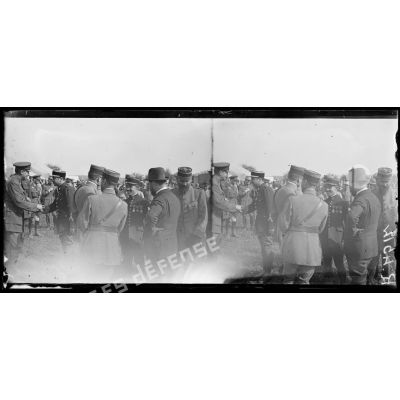 Montagne-Fayel (Somme), à l'escadrille des Cigognes, après la cérémonie, les aviateurs Garros et Marchal, M. Dumesnil et le commandant Fécamp. [légende d'origine]