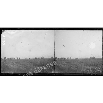 Dans la Somme, attaque et prise de Cantigny par les troupes américaines. Les vagues d'assaut avancent sous la protection des tanks, le tir de barrage. [légende d'origine]