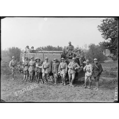 Attaque et prise de Cantigny par les troupes américaines soutenues par les tanks français. Les officiers du 5e groupe qui participèrent à l'attaque. [légende d'origine]