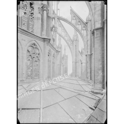 Amiens. La cathédrale. Arc boutant atteint par un obus. [légende d'origine]