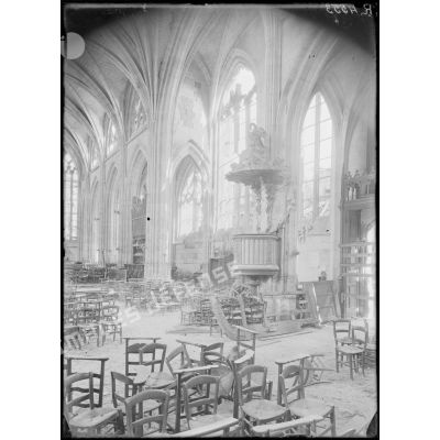 Amiens. Eglise Saint Germain. L'intérieur, vue prise du porche. [légende d'origine]