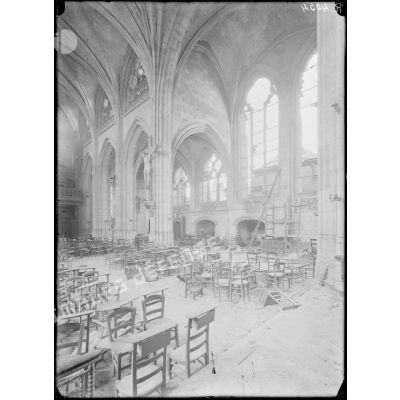Amiens. Eglise Saint Germain. L'intérieur, vue prise du choeur. [légende d'origine]