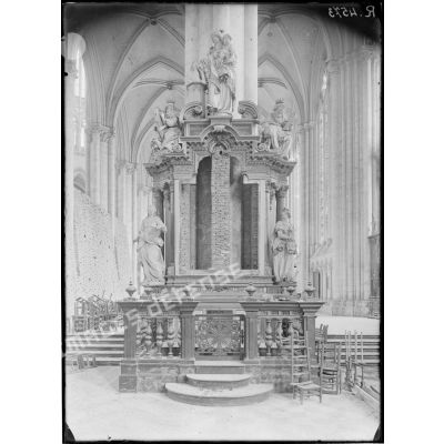 Amiens. La cathédrale. L'autel de Notre Dame du Puy (la peinture de Francken le Jeune a été enlevée). [légende d'origine]