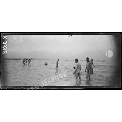 Malo-les-Bains (Nord). Soldats se baignant sur la plage. [légende d'origine]