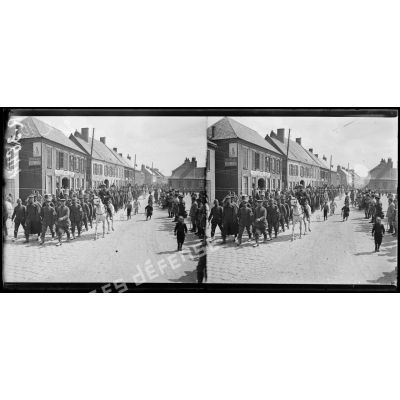 Rexpoëde (Nord). Prisonniers allemands traversant la ville. [légende d'origine]