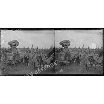 Lizerne (Belgique). Soldats déchargeant des wagonnets. [légende d'origine]