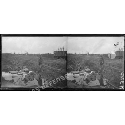 Lizerne (Belgique). Projectiles non éclatés (lancés par l'explosion d'un dépôt de munitions, au bord d'un trou d'obus, près de la gare de Lizerne). [légende d'origine]