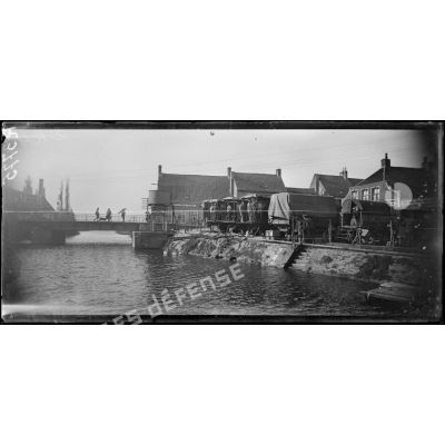 Roesbrugge (Belgique). Au bord de la rivière de l'Yser, ravitaillement en eau potable des troupes anglaises. [légende d'origine]