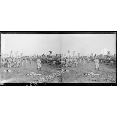 Waayenburg (Belgique). Embarquement de munitions destinées au ravitaillement de la 1ère Armée sur wagonnets Decauville. [légende d'origine]