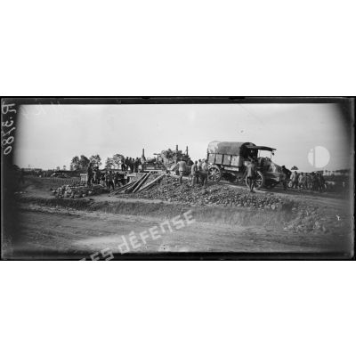 Waayenburg (Belgique). Train d'artillerie lourde (mortiers de 220) venant de Sommesous (Marne). Débarquement d'un mortier de 220. [légende d'origine]