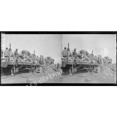 Waayenburg (Belgique). Train d'artillerie lourde (mortiers de 220) venant de Sommesous (Marne). Débarquement d'un mortier de 220. [légende d'origine]