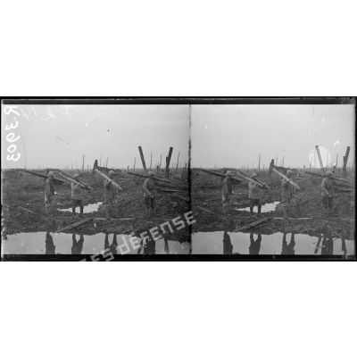 Région de Draeibank (Belgique). Terrain de l'avance française du 28 octobre 1917. Sapeurs transportant des pieux pour l'établissement d'une passerelle. [légende d'origine]
