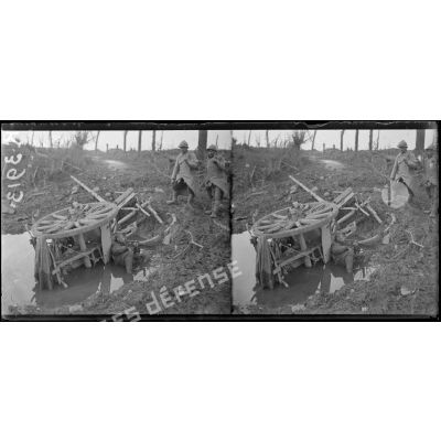 Près de Draeibank (Belgique). Batterie allemande détruite ; au 1er plan, cadavre allemand. [légende d'origine]