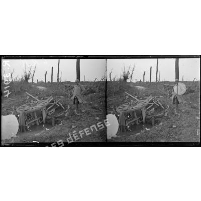 Près de Draeibank (Belgique). Batterie allemande détruite ; au 1er plan, cadavre allemand. [légende d'origine]