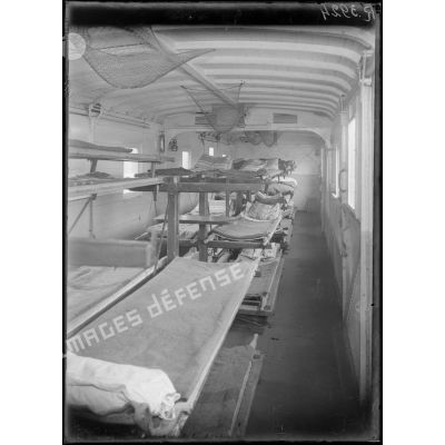 Train sanitaire américain n°1, wagon pour vingt-quatre blessés couchés. [légende d'origine]