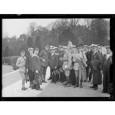 Visite des marins anglais à Versailles. Les marins anglais avec leurs collègues français dans le parc. [légende d'origine]